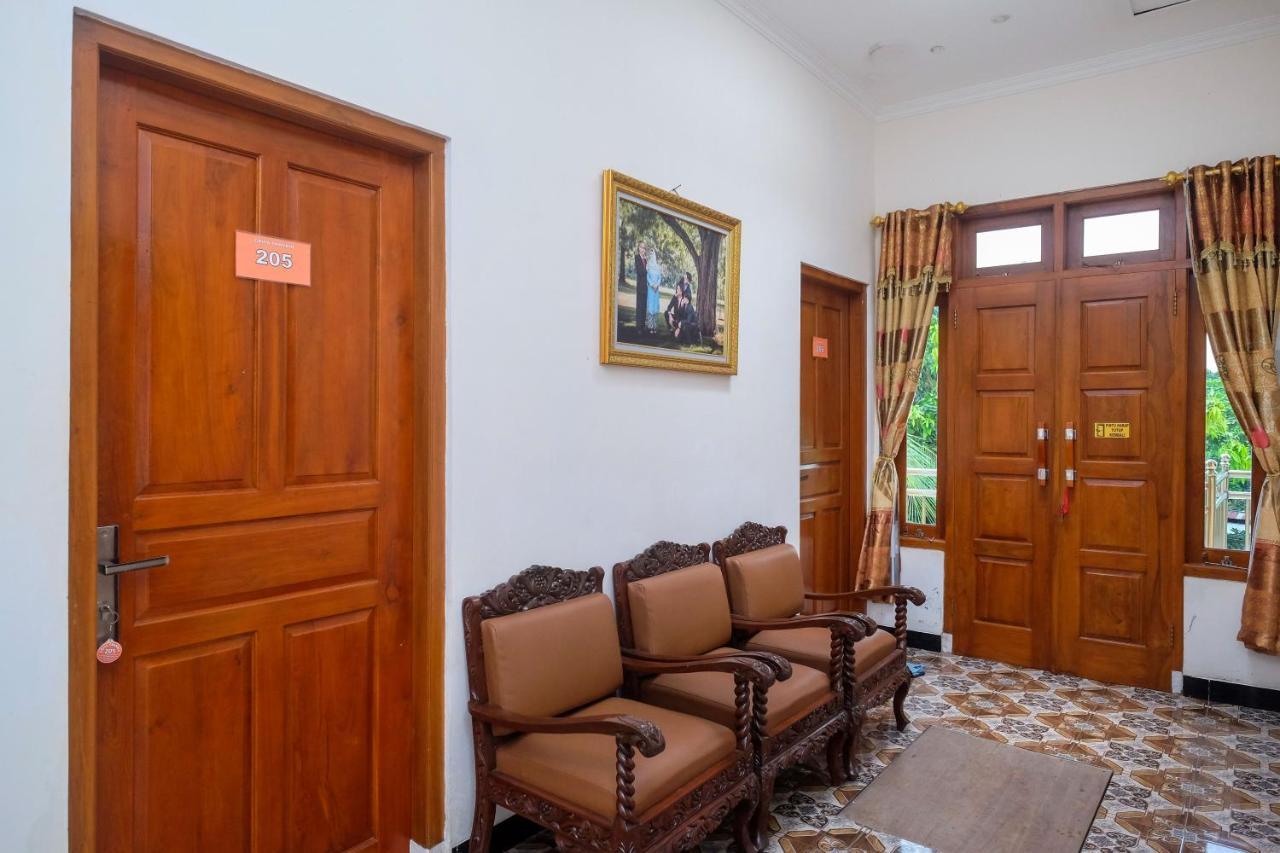 Reddoorz Syariah @ Griya Thamrin Manahan Solo ภายนอก รูปภาพ