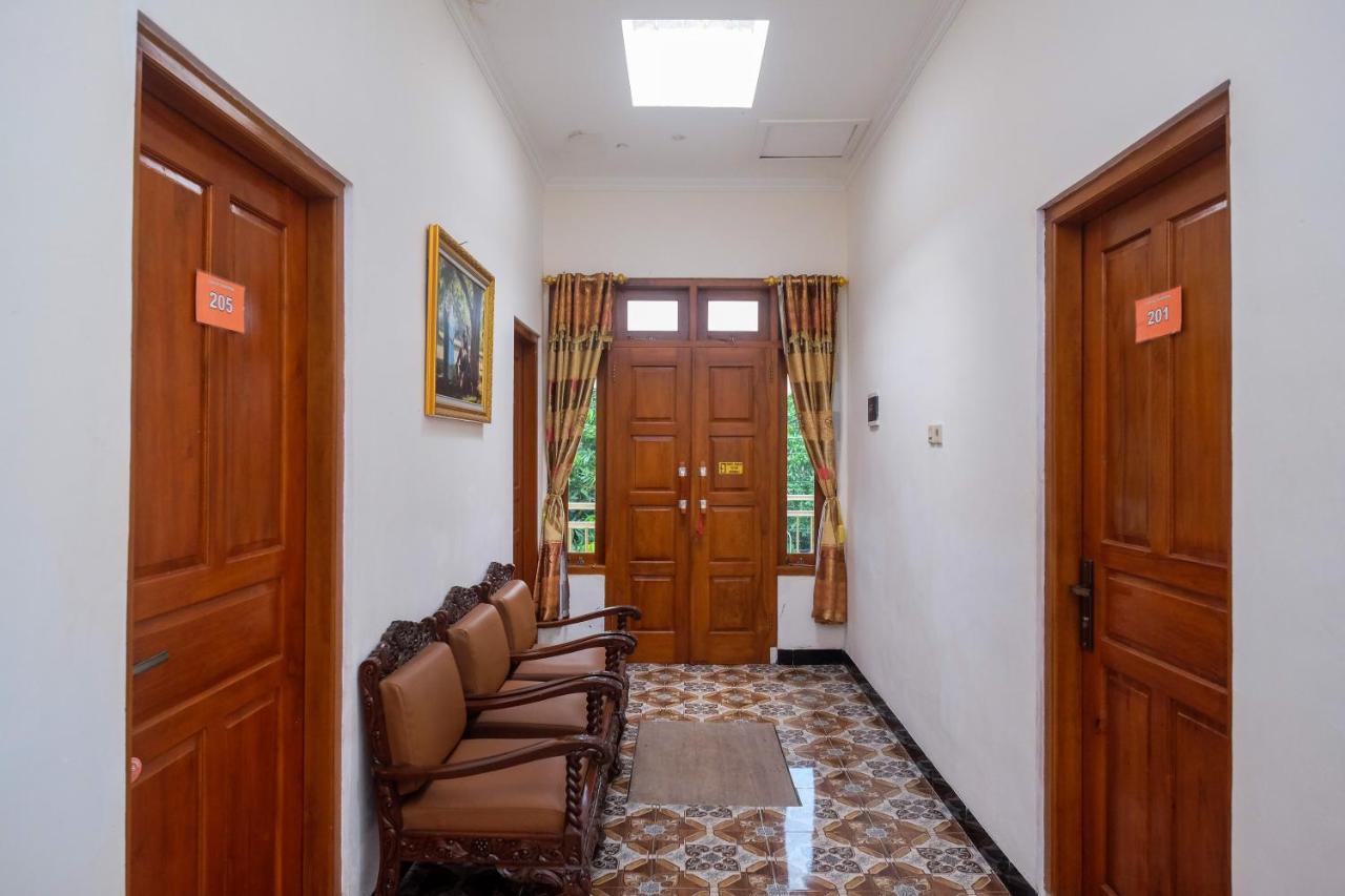 Reddoorz Syariah @ Griya Thamrin Manahan Solo ภายนอก รูปภาพ