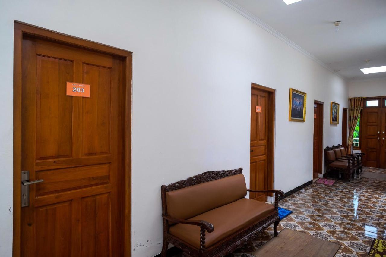 Reddoorz Syariah @ Griya Thamrin Manahan Solo ภายนอก รูปภาพ