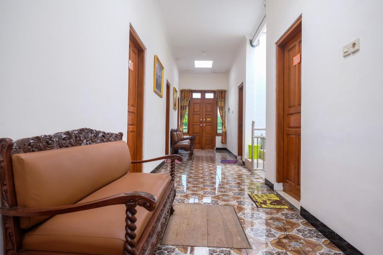Reddoorz Syariah @ Griya Thamrin Manahan Solo ภายนอก รูปภาพ
